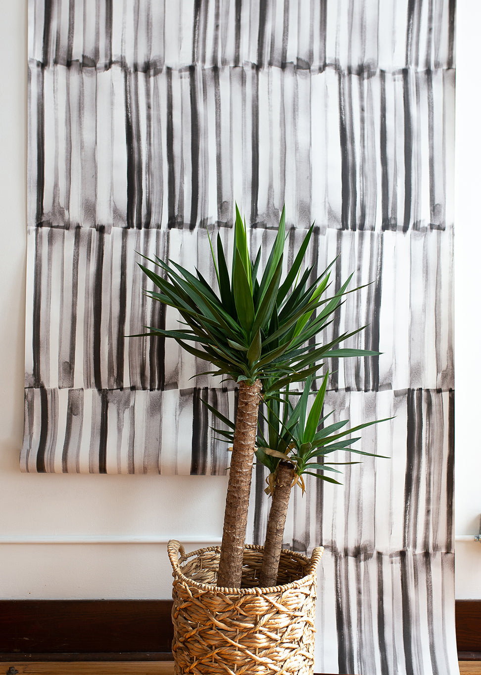 Variation Reductive Black Wallpaper — Roll Sale